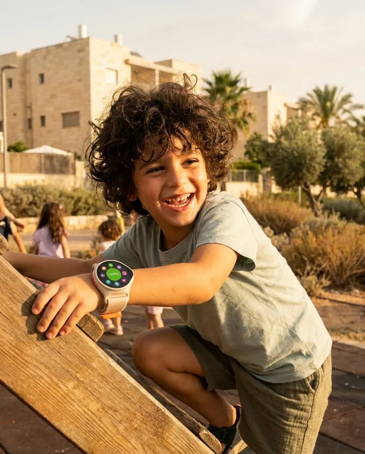 ילד ישראלי מטפס במגרש משחקים עם שעון NickWatch על היד